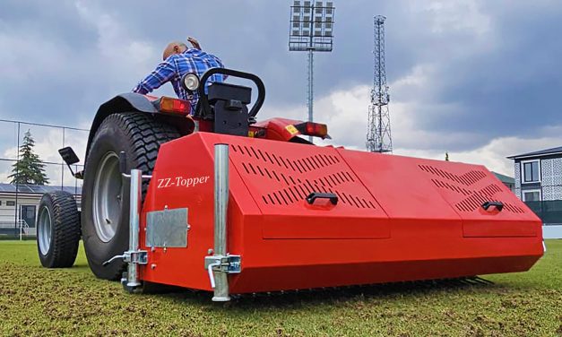 Spin Turf Machinery introduceert de ZZ-Topper verticuteermachine