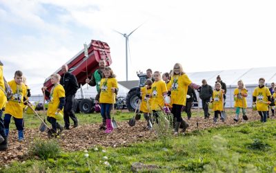 Kinderen helpen op Overijsselse BoerenBoomfeestdag