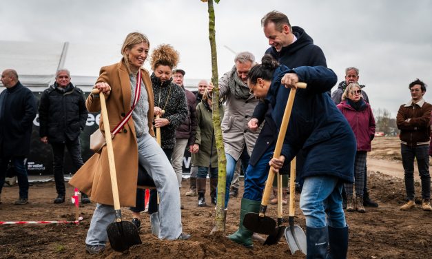 Aanplant nieuwe bomen markeren begin van natuurinclusieve wijk